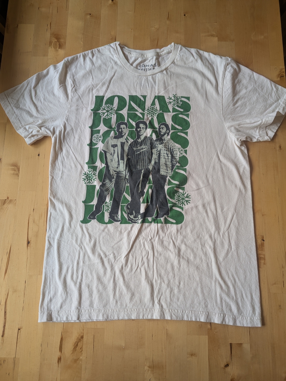 Jonas Brother Snow Tee - Green Jonas Brothers Graphic Tee Holiday Christmas Med